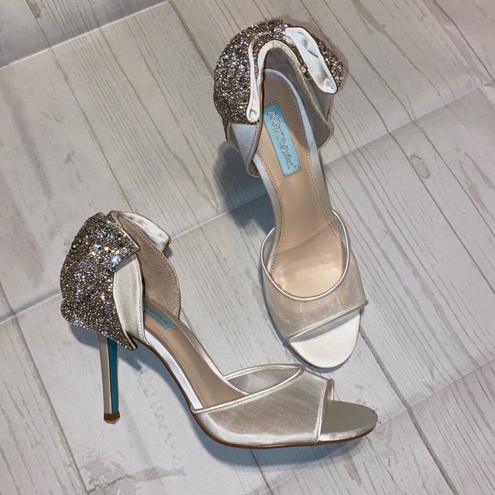 Blue by Betsey Johnson Ivory Embellished bow heel
